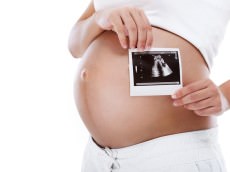 Femme enceinte tenant une échographie