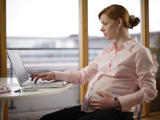 femme enceinte qui surfe sur Internet, « j’attends un enfant »