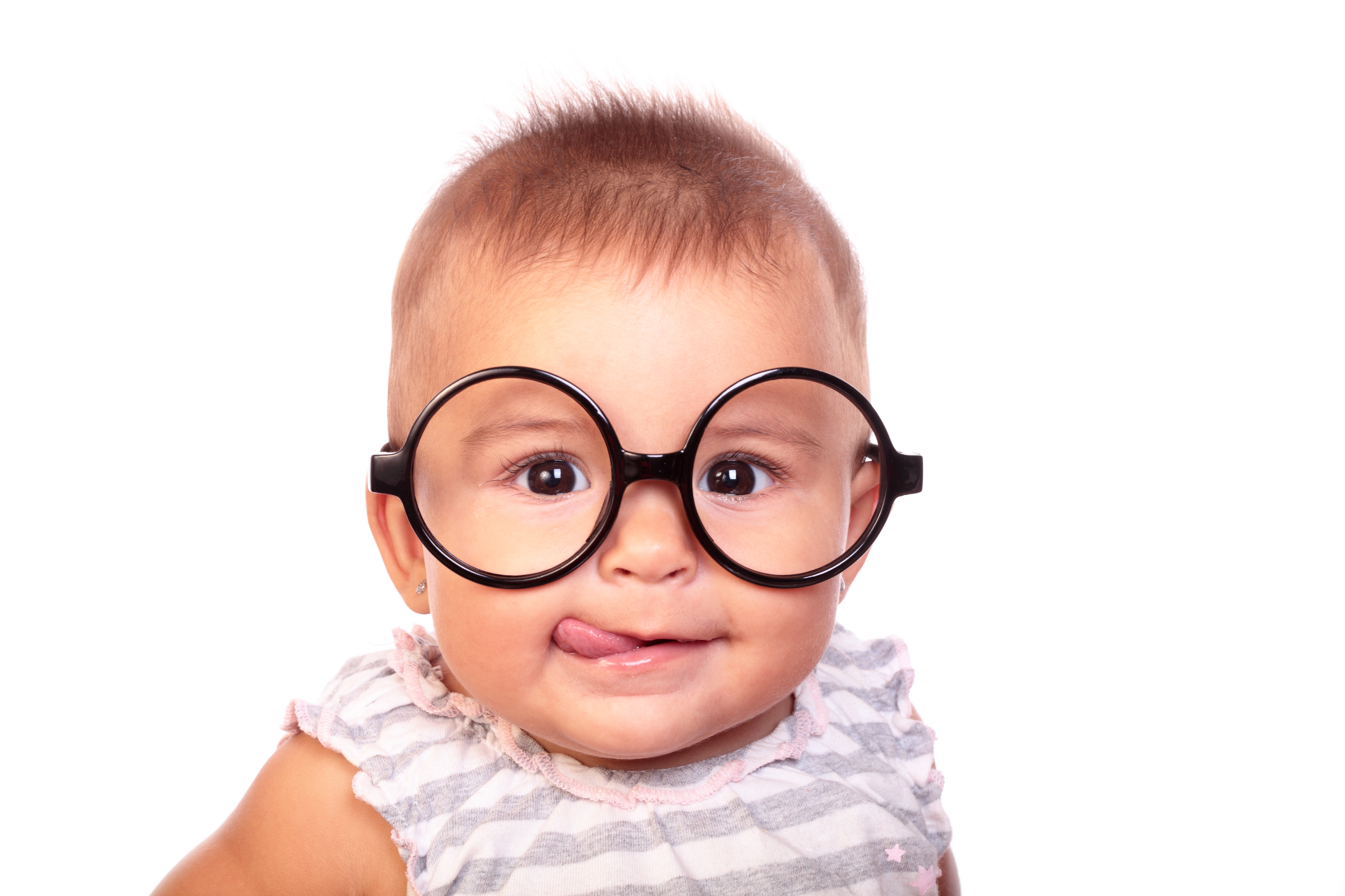 Почему внимание мальчиков. Дети в очках. Малыш в очках. Маленькие дети в очках. Детские очки для зрения.